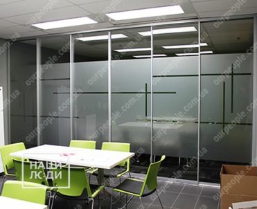Тонирование стеклянных перегородок и окон офиса