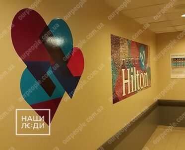 Оклеювання стіни оракалом