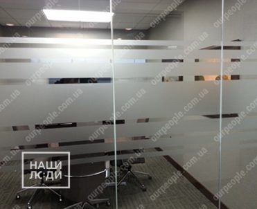 Тонировка перегородок в офисе матовой пленкой
