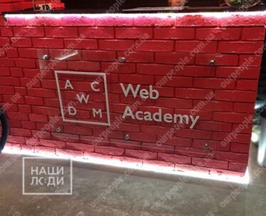 Табличка з оргскла в зону ресепшен