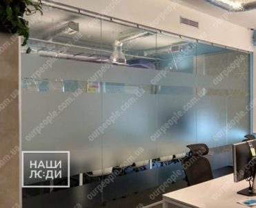 Оклейка переговорной комнаты матовой пленкой