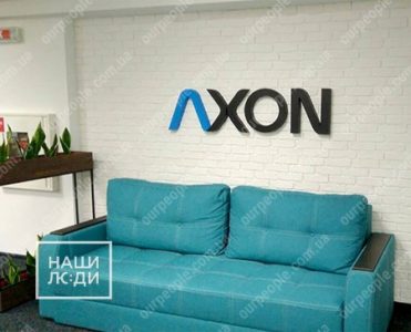 Логотип из объемных букв в офис