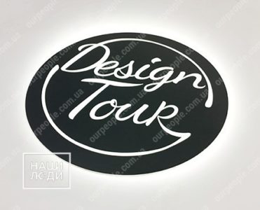 Круглый логотип с псевдообъемными буквами из акрила