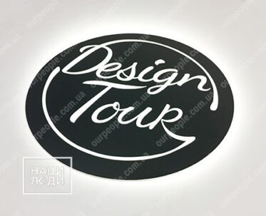 Круглий логотип з псевдооб’ємними літерами з акрилу