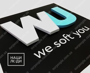 Настінний логотип з об’ємних літер на чорній основі