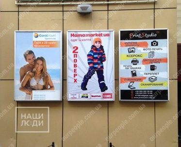 Поклейка плівки на лайтбокс