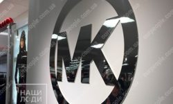 Логотип з чорного глянцевого акрилу