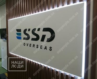 Интерьерный логотип в виде короба с контражуром