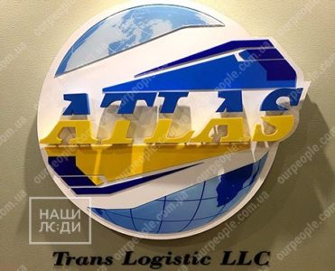 Фигурный логотип с акриловыми буквами и элементами