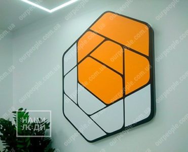 Фигурный логотип на стену