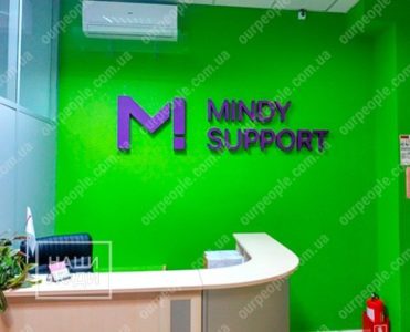 Логотип из пластика с монтажом на стену