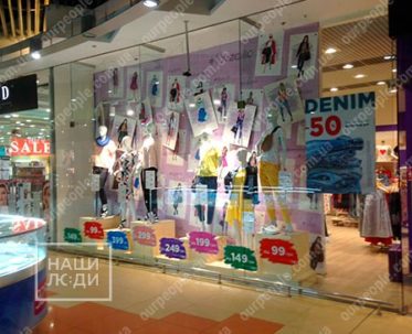 Рекламне оздоблення вітрин в ТЦ