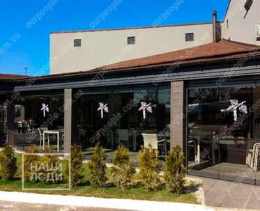 Поклейка оракалу з логотипом на скло