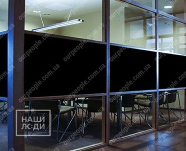 Декоративное тонирование перегородок черной пленкой