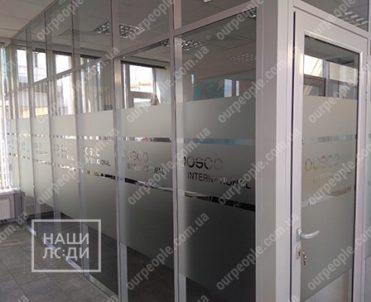 Поклейка матовой пленки с логотипом на перегородки