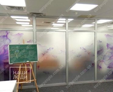 Тонировка офисных перегородок пленкой с рисунком