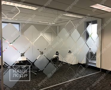Тонировка офисных перегородок фигурами из матовой пленки