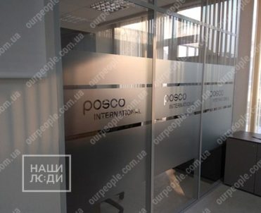 Тонировка стеклянных перегородок с вырезкой логотипов