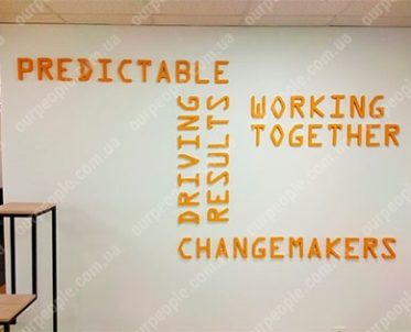 Оформление офисного пространства интерьерной рекламой