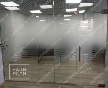 Поклейка пленки на стекла полосами