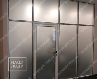 Тонировка офисных перегородок пленкой сатин