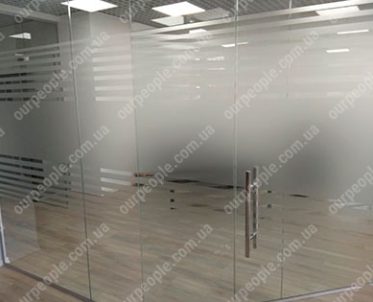 Поклейка матовой пленки на стекла