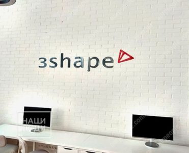 Логотип компании из серого и красного акрила