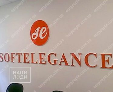 Логотип та літери з пінопласту з фарбуванням