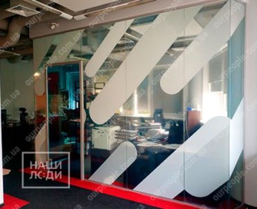 Тонировка офисных перегородок, тонировка глянцевой пленкой с УФ печатью