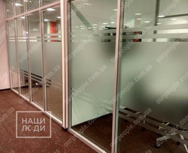 Оклейка офисных перегородок, полосы на стекла офиса