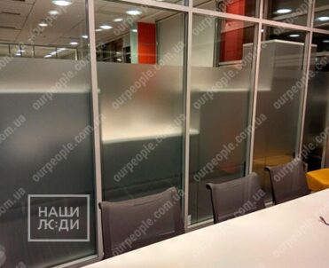Тонировка офисных перегородок, матовая тонировка