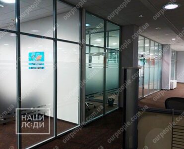 Тонирование перегородок полосками, зонирование офиса