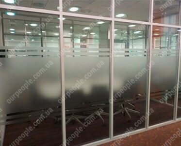 Оклейка перегородок в офисе: функциональность и практичность