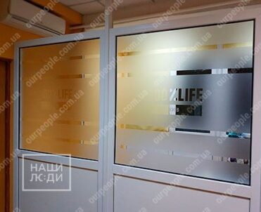 Нанесение матовой пленки с логотипом компании