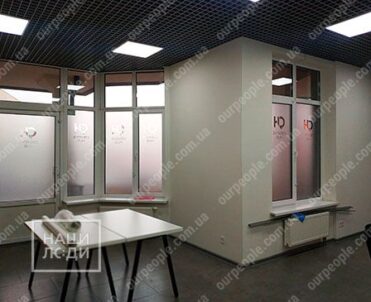 Оклейка стекол в офисе матовой пленкой с логотипом