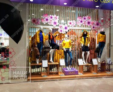 Монтаж і оклеювання вітрин