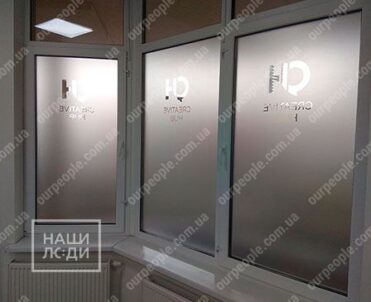 Тонирование стекол с вырезкой логотипа