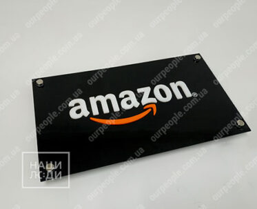 Табличка з чорного акрилу з об’ємними літерами