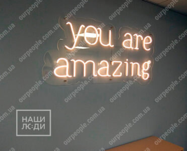 Буквы из неона на прозрачной основе