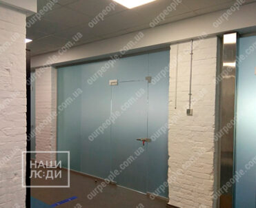 Оклейка переговорной комнаты матовой пленкой сатин